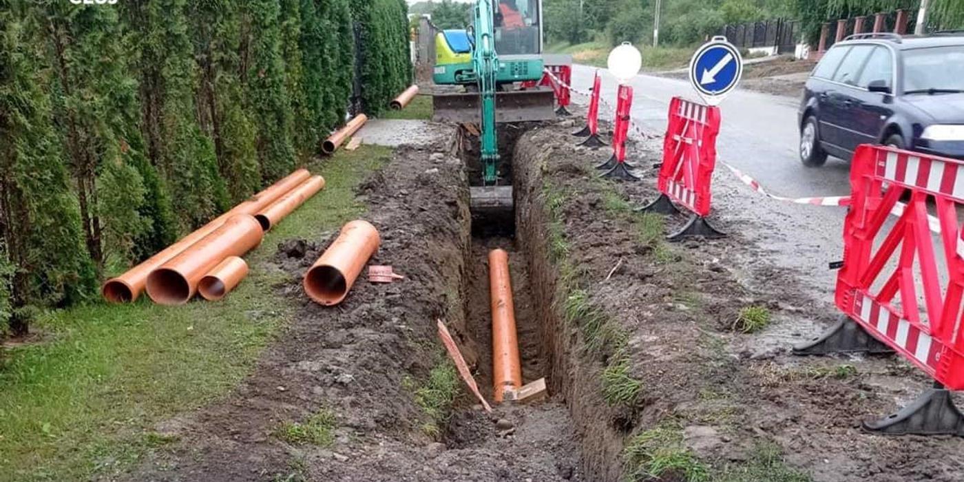 Lucrările de extindere a rețelei de canalizare pe patru străzi din localitatea Cămărașu au fost finalizate