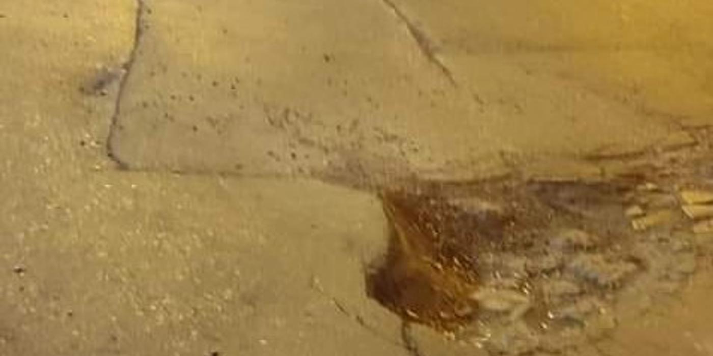 Pe drumurile din București au început să apară tot mai multe gropi