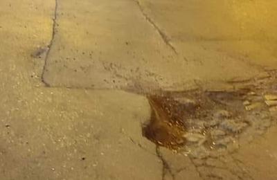 Pe drumurile din București au început să apară tot mai multe gropi