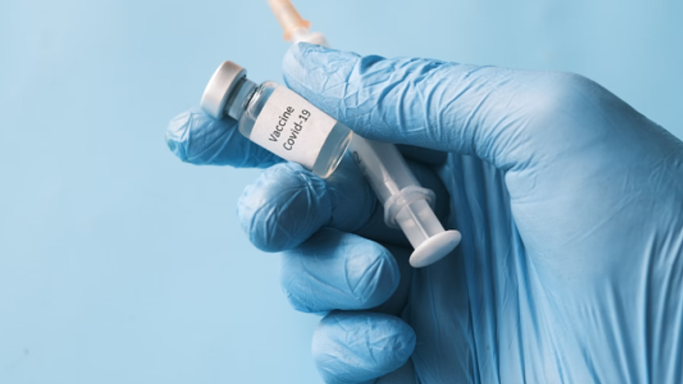 FDA obligă Pfizer și Moderna să actualizeze etichetele vaccinurilor cu riscurile de probleme cardiace pe care serurile le au pentru tinerii cu vârste între 16 și 25 de ani