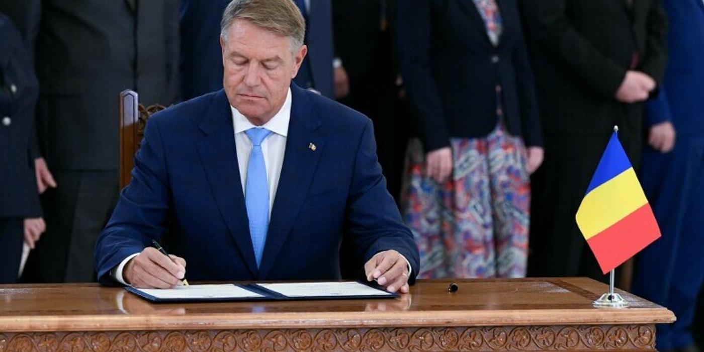 Klaus Iohannis a semnat decretele. Simona Bucura-Oprescu este ministru al Muncii, iar Natalia Intotero ministru al Familiei