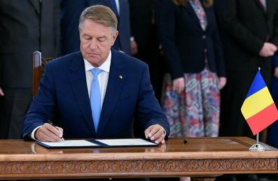 Klaus Iohannis a semnat decretele. Simona Bucura-Oprescu este ministru al Muncii, iar Natalia Intotero ministru al Familiei