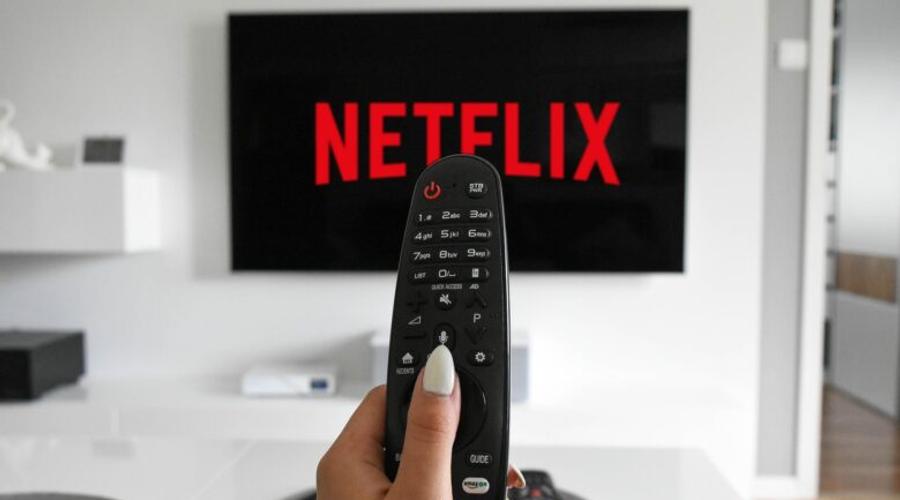 Netflix surprinde Wall Street: profit record, conținut de top și pariul tot mai clar pe A.I.(I.A.)