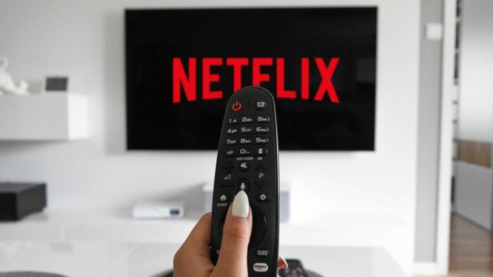 Netflix surprinde Wall Street: profit record, conținut de top și pariul tot mai clar pe A.I.(I.A.)