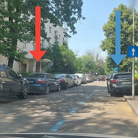 Criza parcărilor din București: mașinile pe trotuare, pietonii pe carosabil