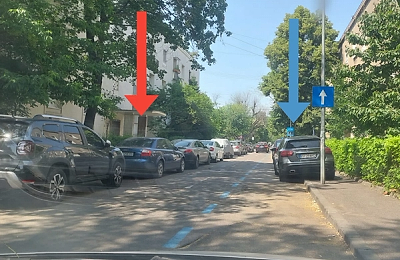 Criza parcărilor din București: mașinile pe trotuare, pietonii pe carosabil