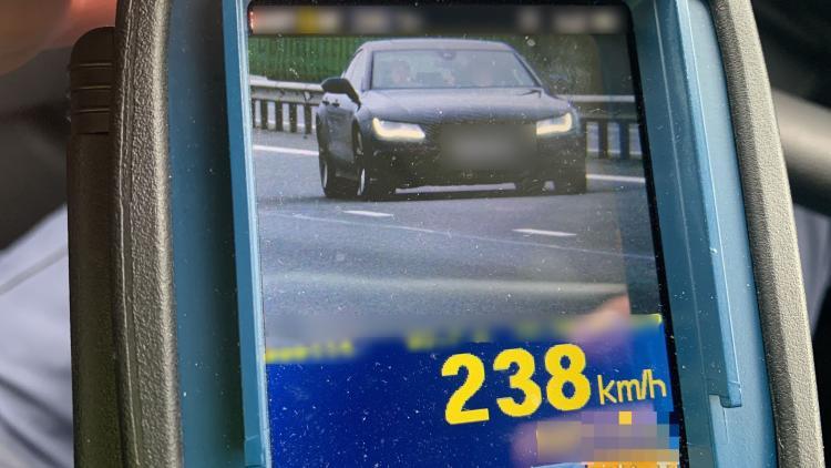 Un tânăr din Satu Mare, depistat în 11 decembrie în timp ce circula cu 238 km/h, pe Autostrada A3