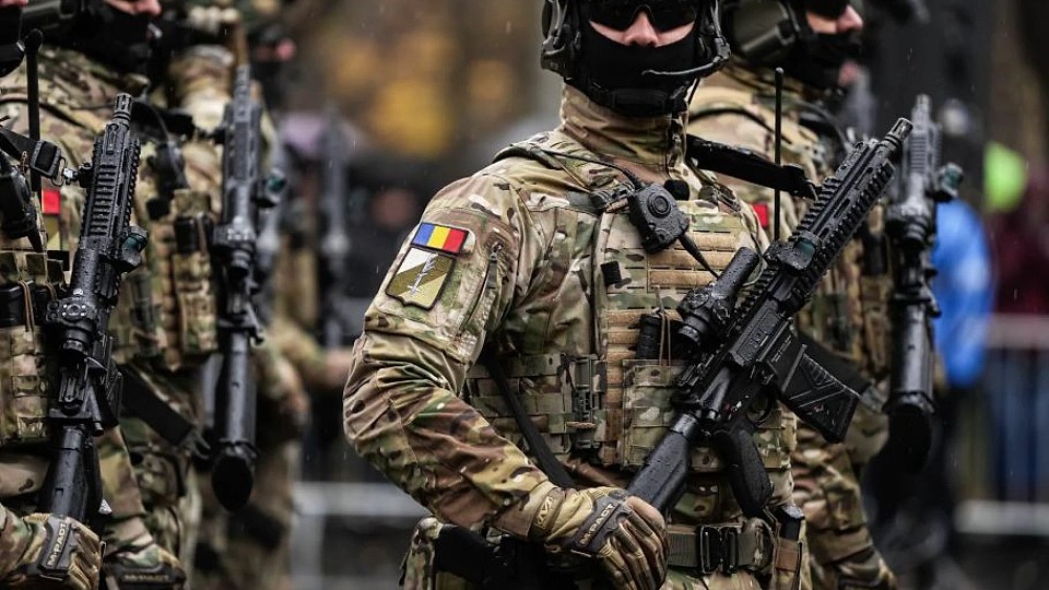 Bolojan a lămurit subiectul stagiului militar obligatoriu. Ce români sunt vizați