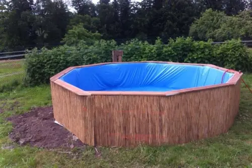 Remediul accesibil al zilelor toride: piscina din paleti