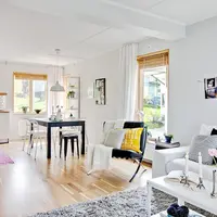 Atmosfera luminoasa intr-un apartament cu o mica gradina