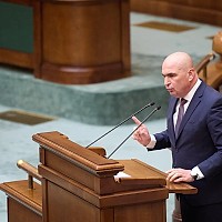 Achizițiile de 17 miliarde euro prin SAFE trecute de la Armată la premier. Suspiciuni de corupție