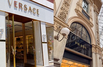 Tranzacție de proporții în industria modei: Prada ar putea achiziționa Versace pentru 1,6 miliarde de dolari.