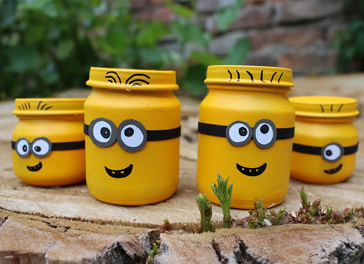 Cum sa faci minioni din borcanase. Proiect DIY marca Povestea Casei