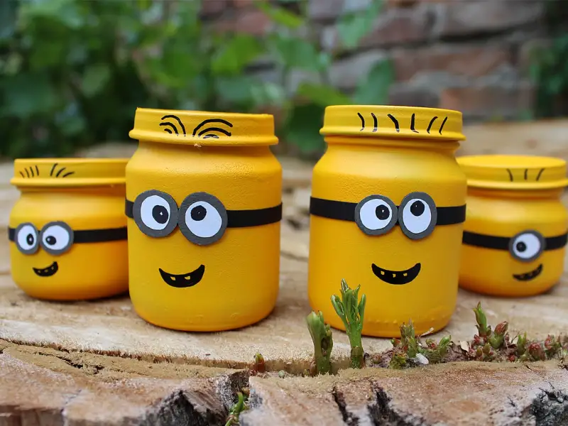 Cum sa faci minioni din borcanase. Proiect DIY marca Povestea Casei