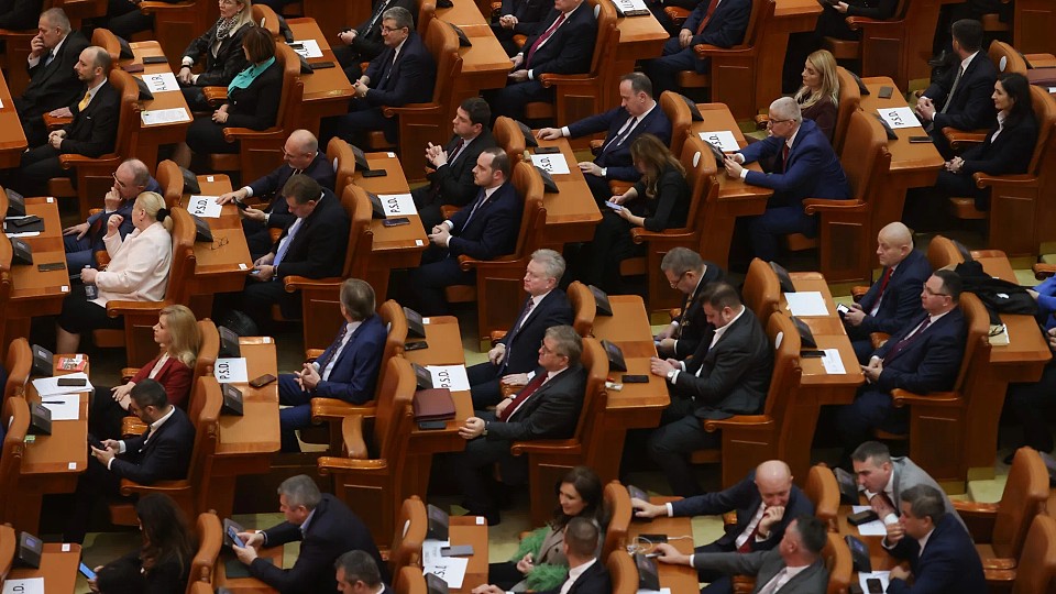 Bugetul pe anul 2025, adoptat pe repede înainte de comisiile din Parlament. Când are loc votul final