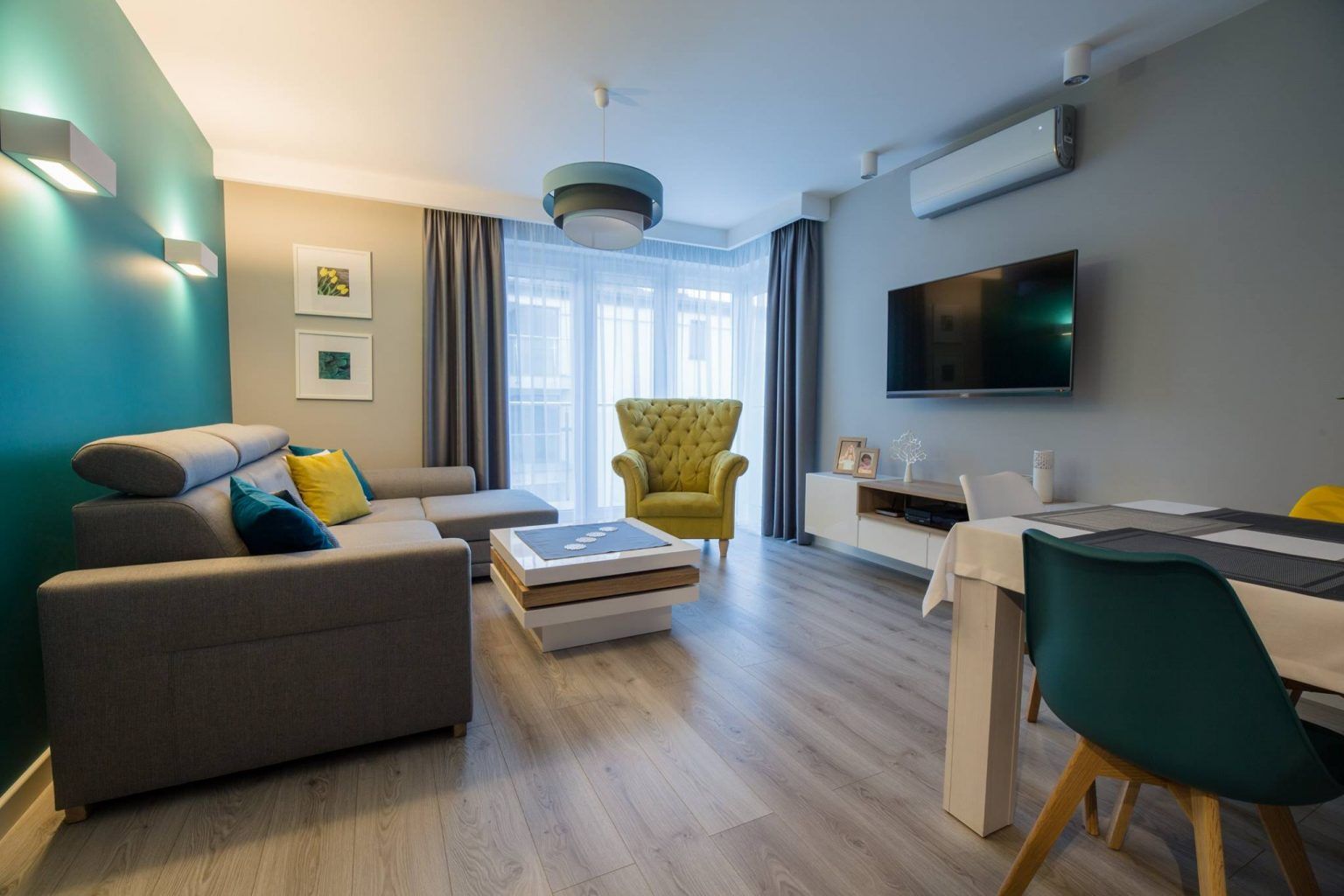 Amenajare scandinava cu accente moderne dedicata unei familii complete