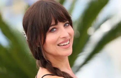 Piscina din ardezie a Dakotei Johnson, în stil scandinav, are alura unei lagune neobișnuite – Creează o curte interioară fără egal