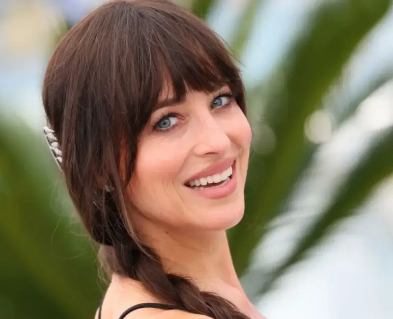 Piscina din ardezie a Dakotei Johnson, în stil scandinav, are alura unei lagune neobișnuite – Creează o curte interioară fără egal