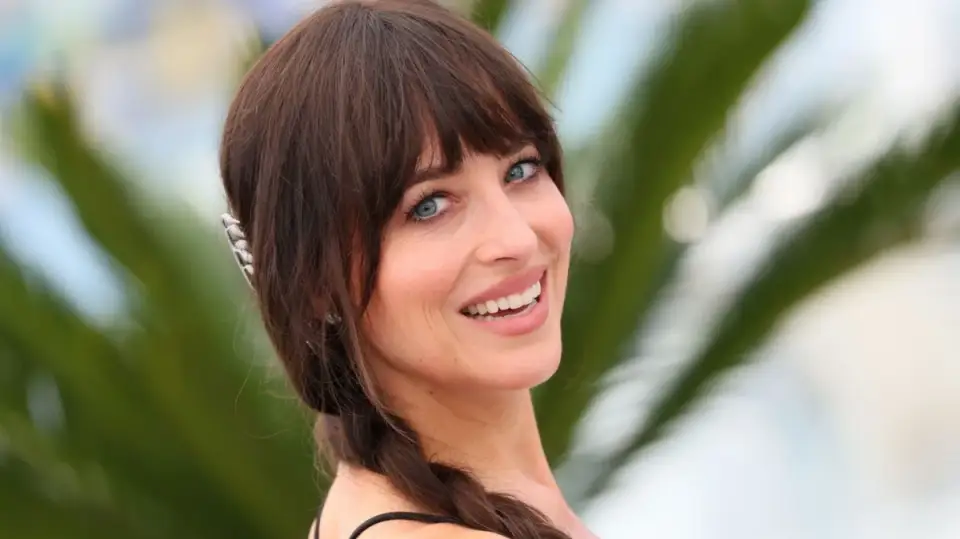 Piscina din ardezie a Dakotei Johnson, în stil scandinav, are alura unei lagune neobișnuite – Creează o curte interioară fără egal