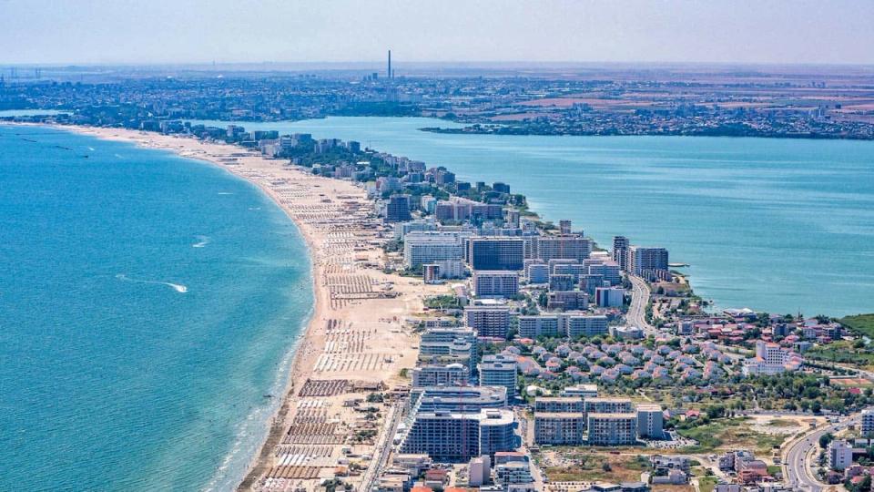 „Campioana” amenzilor la Năvodari: Fosta arhitectă-șefă și primarul, sancționați de 124 de ori pentru haosul urbanistic din Mamaia Nord