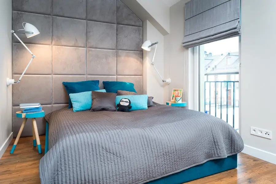 Ambient cu accente de culoare intr-un apartament modern