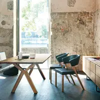 Atemporal si discret: mese de dining Girsberger