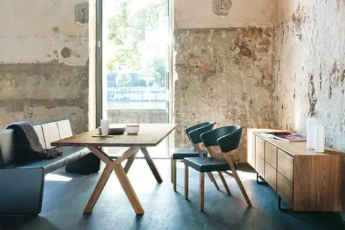 Atemporal si discret: mese de dining Girsberger