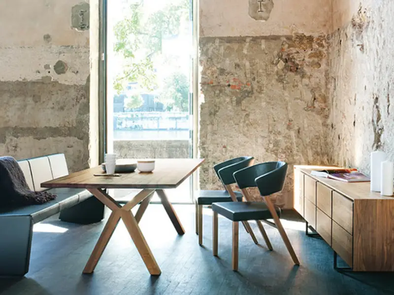 Atemporal si discret: mese de dining Girsberger