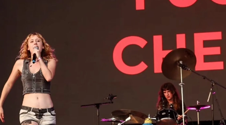 Scandal politic la un festival din Portugalia: O trupă britanică de punk a afișat mesaje dure împotriva partidului Chega