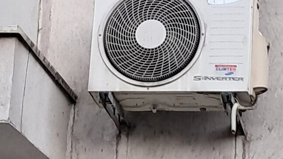 Vor mai putea fi montate unități de aer condiționat pe fațade?