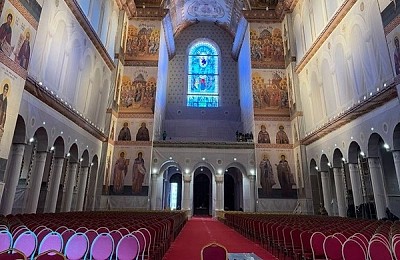 Ce-i cu atâtea scaune în Catedrala Națională? De ce nu mai stăm în picioare în fața lui Dumnezeu?