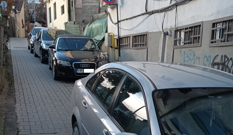 Stradă din Cluj-Napoca blocată de mașinile parcate