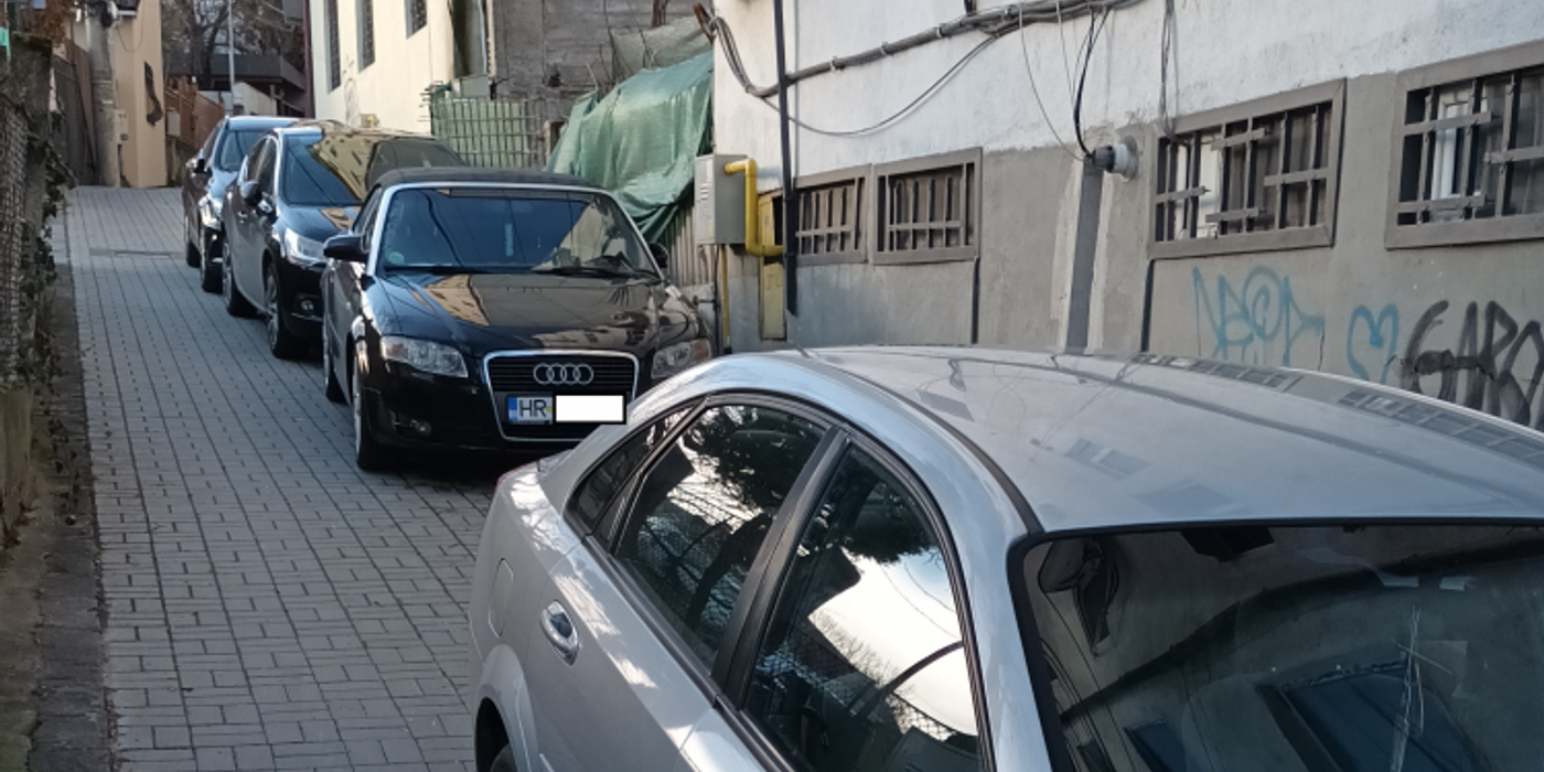 Stradă din Cluj-Napoca blocată de mașinile parcate