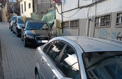 Stradă din Cluj-Napoca blocată de mașinile parcate