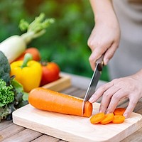 Tocătorul de legume – sursă de bacterii sau instrument sigur în bucătărie?