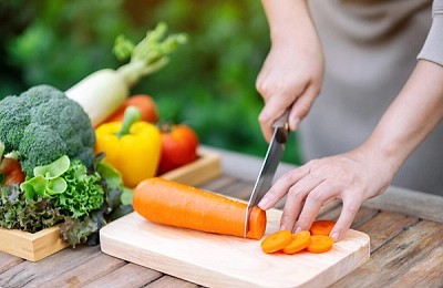 Tocătorul de legume – sursă de bacterii sau instrument sigur în bucătărie?