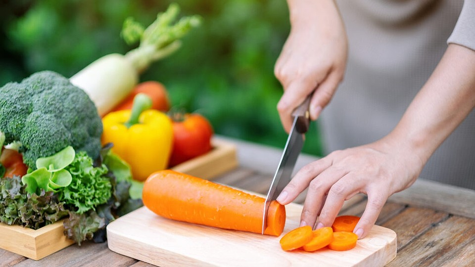 Tocătorul de legume – sursă de bacterii sau instrument sigur în bucătărie?