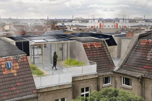 Un bloc de apartamente din Berlin cu acoperis de panouri solare