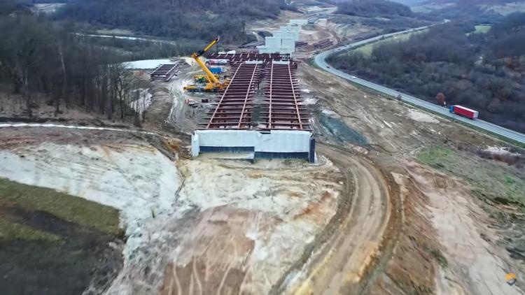 Pe șantierul Autostrăzii Transilvania A3 Nădășelu-Zimbor-Poarta nu mai lucrează nimeni. Constructorul a abandonat lucrările