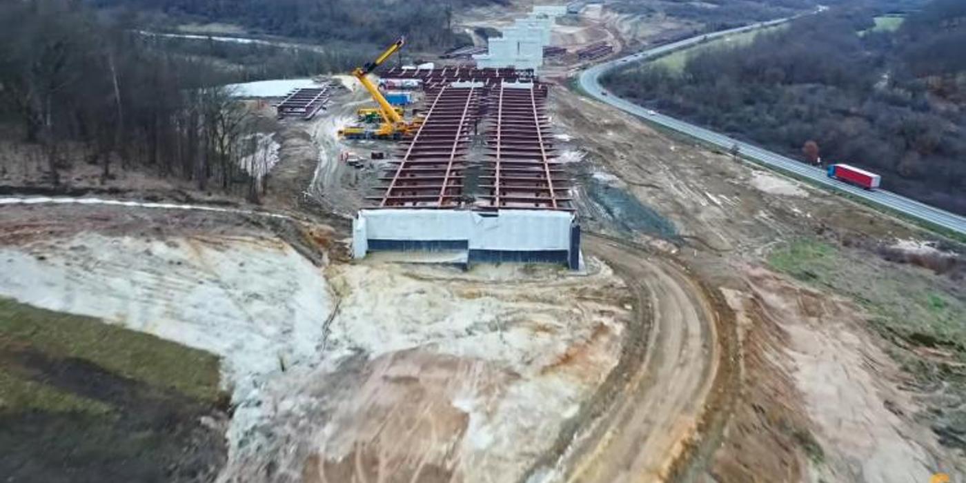 Pe șantierul Autostrăzii Transilvania A3 Nădășelu-Zimbor-Poarta nu mai lucrează nimeni. Constructorul a abandonat lucrările