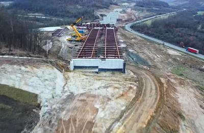 Pe șantierul Autostrăzii Transilvania A3 Nădășelu-Zimbor-Poarta nu mai lucrează nimeni. Constructorul a abandonat lucrările