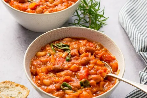 Tocană toscană de fasole cu usturoi și oregano: Italia culinară.