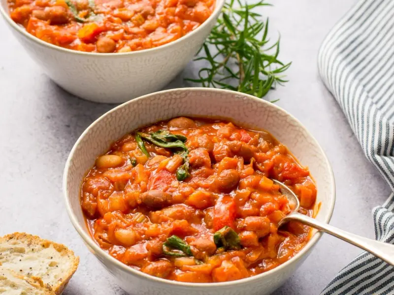 Tocană toscană de fasole cu usturoi și oregano: Italia culinară.