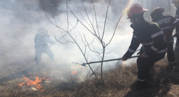 Joi, 29 februarie, a izbucnit un incendiu de vegetație în comuna clujeană Iara