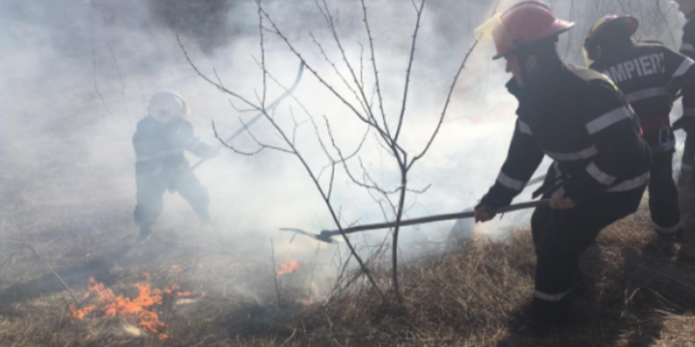 Joi, 29 februarie, a izbucnit un incendiu de vegetație în comuna clujeană Iara