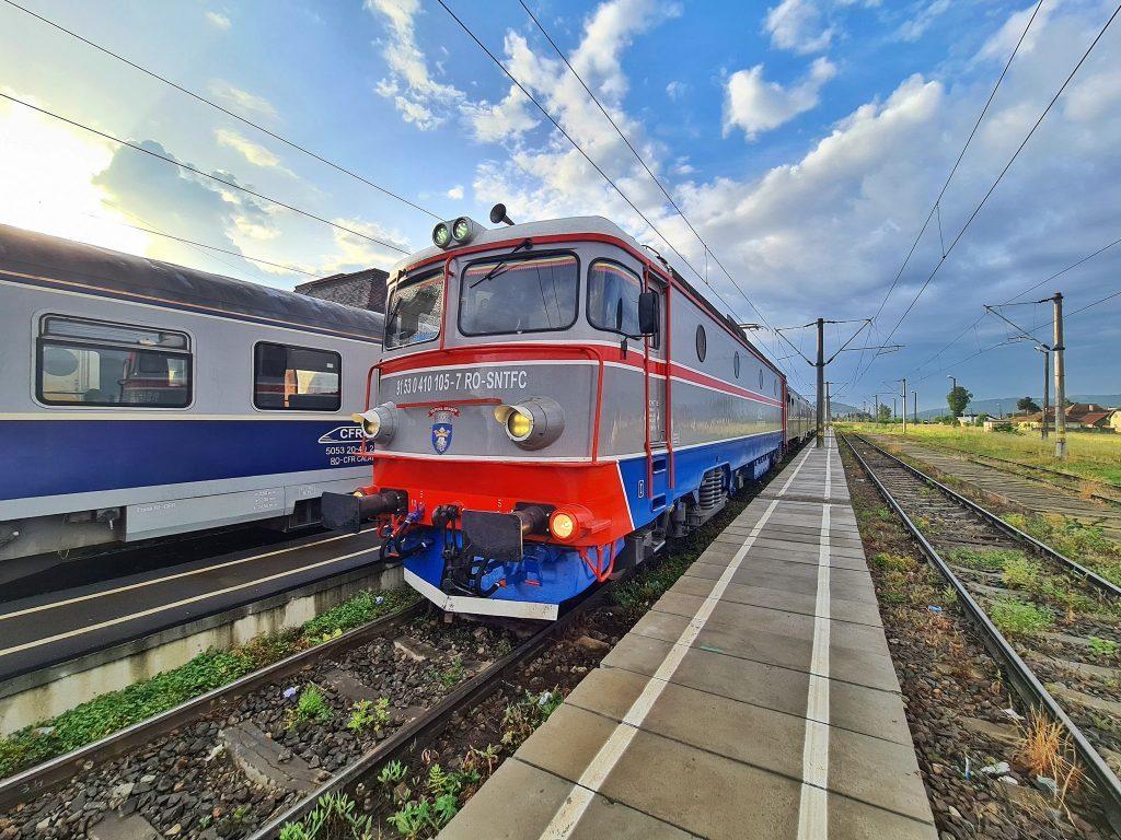 Locomotiva unui tren de călători s-a defectat, între staţiile Voila şi Făgăraş / Mai multe garnituri sunt afectate
