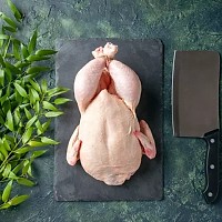 Marea majoritate a românilor consumă carne de pui cel puțin o dată pe lună