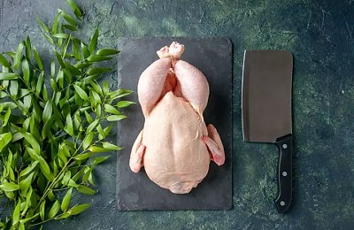 Marea majoritate a românilor consumă carne de pui cel puțin o dată pe lună