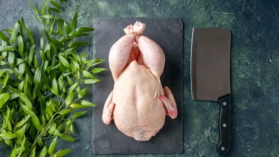 Marea majoritate a românilor consumă carne de pui cel puțin o dată pe lună