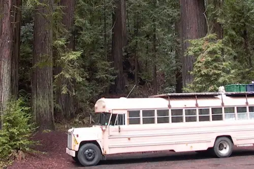 Transformarea unui autobuz intr-o veritabila casa pe roti